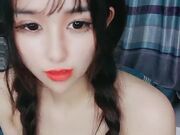 双辫子超大眼睛萌妹子 趴下给男友口 被男友后入操逼快速缴枪