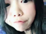 长相稚嫩的小萝莉初次镜头下露出自己的嫩屄狂抠