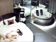 圆床套房年轻情侣激情造爱娇小短发美女被男友压着操干出好多白浆冲刺的时候超级刺激射完妹子还检查套子漏没漏